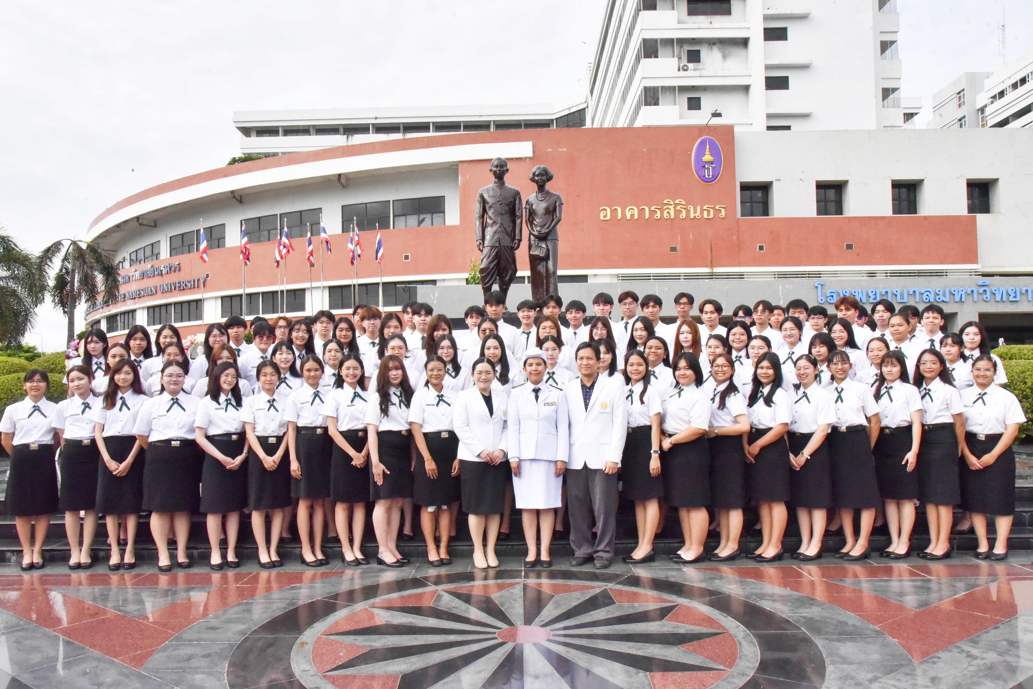 นิสิตแพทย์เข้าร่วมพิธีถวายราชสดุดีเนื่องใน 